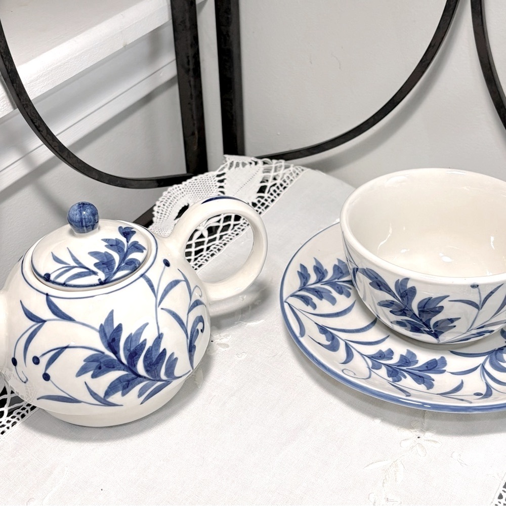 Petite Teapot & Cup/Saucer Set